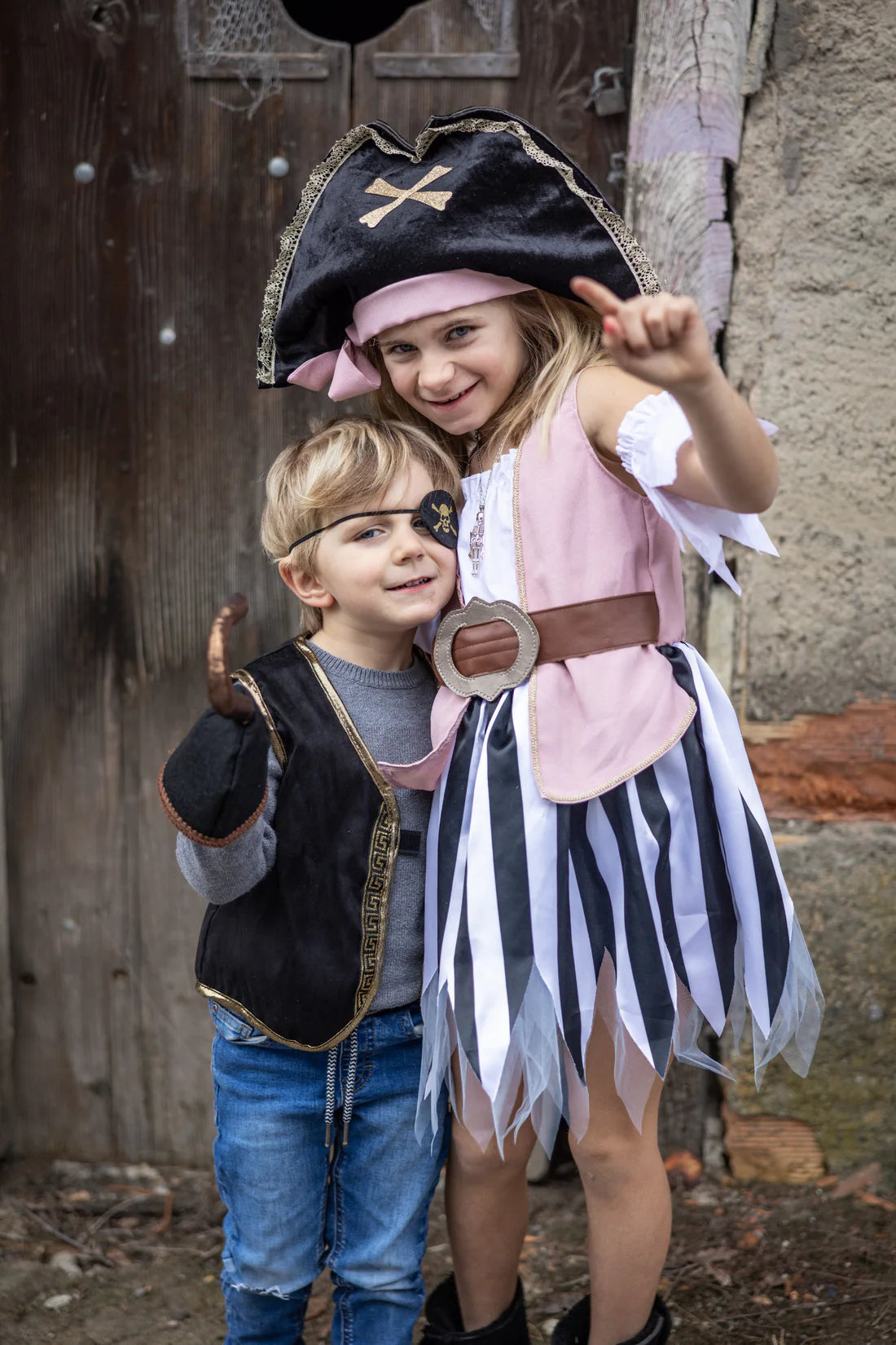 Great Pretenders Verkleedkledij Kira the Pirate - Piratenjurk met hoed - 7/8 jaar