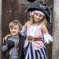 Great Pretenders Verkleedkledij Kira the Pirate - Piratenjurk met hoed - 7/8 jaar