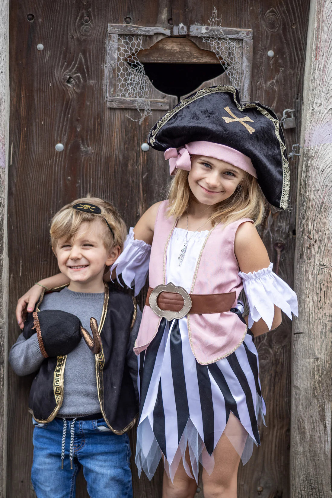 Great Pretenders Verkleedkledij Kira the Pirate - Piratenjurk met hoed - 7/8 jaar