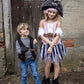 Great Pretenders Verkleedkledij Kira the Pirate - Piratenjurk met hoed - 7/8 jaar