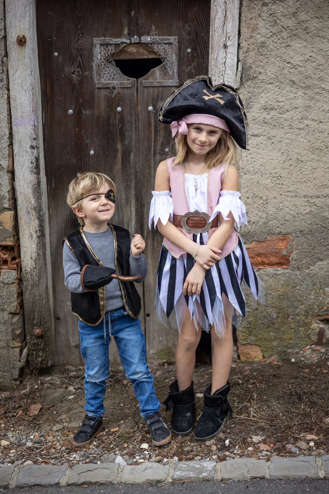 Great Pretenders Verkleedkledij Kira the Pirate - Piratenjurk met hoed - 7/8 jaar