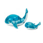 Cloud-B Tranquil Whale Rustgevende Knuffel met geluiden, projectie - Blauw