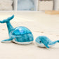 Cloud-B Tranquil Whale Rustgevende Knuffel met geluiden, projectie - Blauw