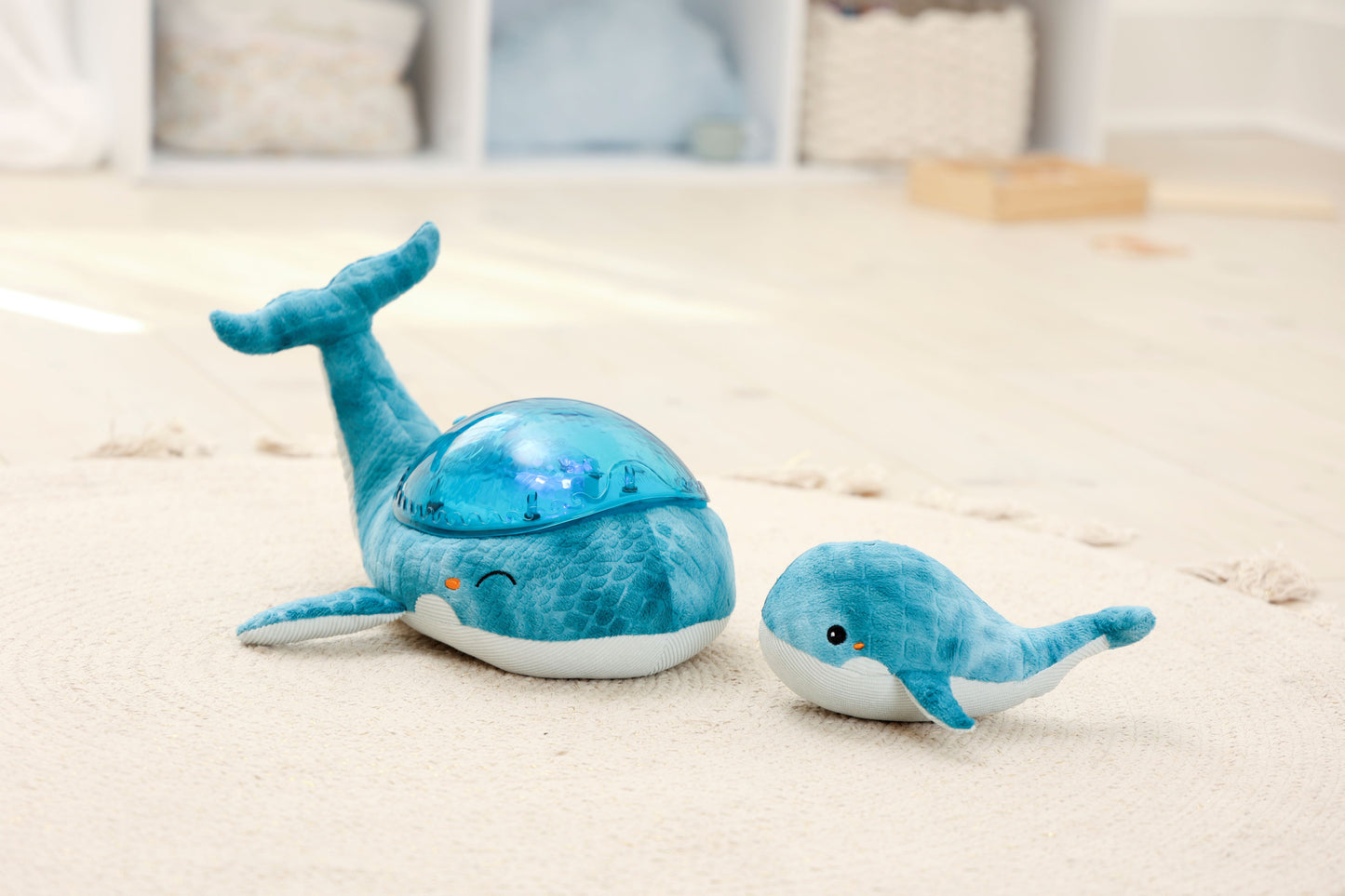 Cloud-B Tranquil Whale Rustgevende Knuffel met geluiden, projectie - Blauw