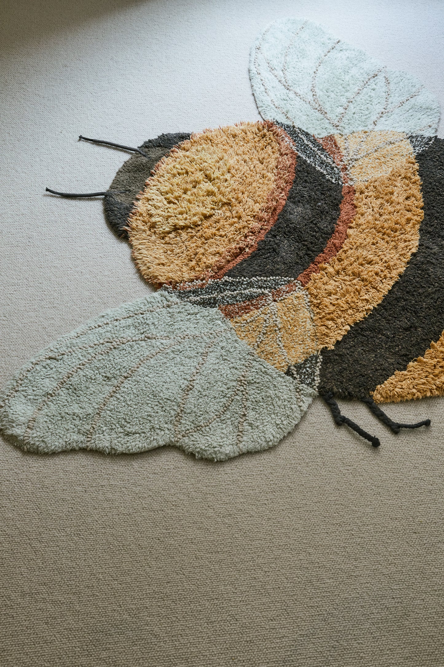 [PRE-ORDER eind mei] Lorena Canals Wasbaar katoen vloerkleed - Planet Bee - Bee - 115x150cm
