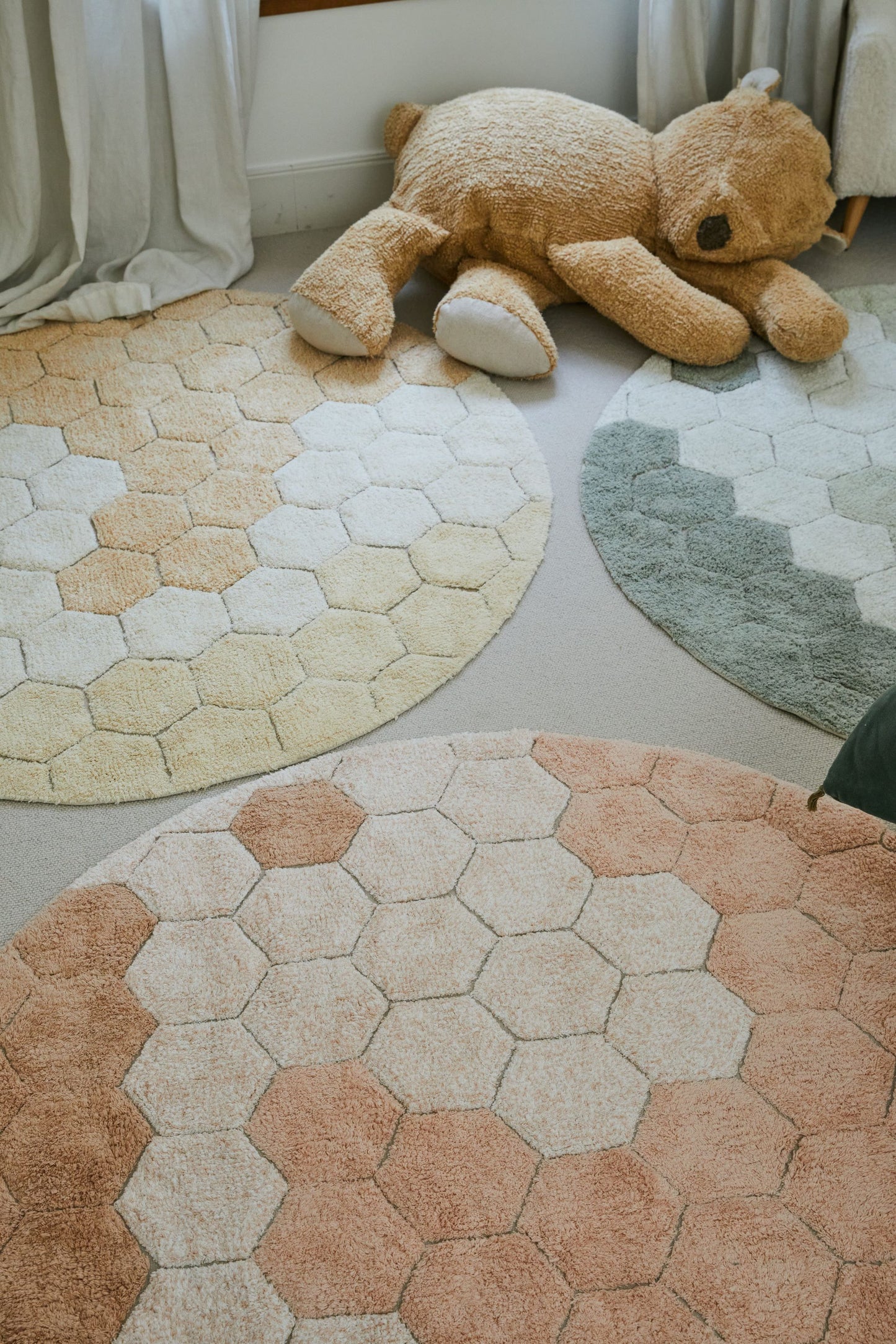 Lorena Canals Wasbaar katoen vloerkleed - Planet Bee - Honeycomb Golden - Ø140cm