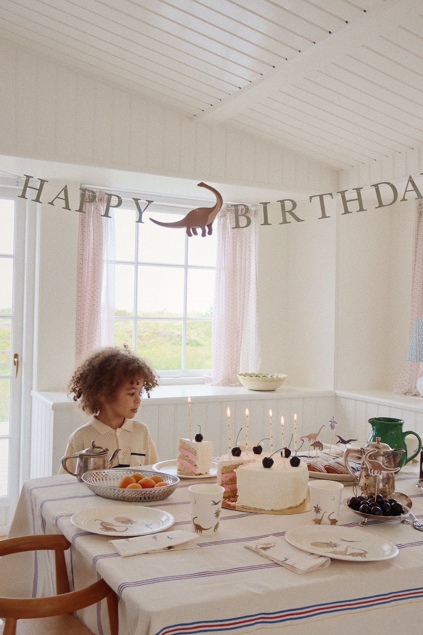 Konges Sløjd Happy Birthday kit - Assiettes, tasses, ballon, banderole, serviettes, cake topper, pompon - Dino