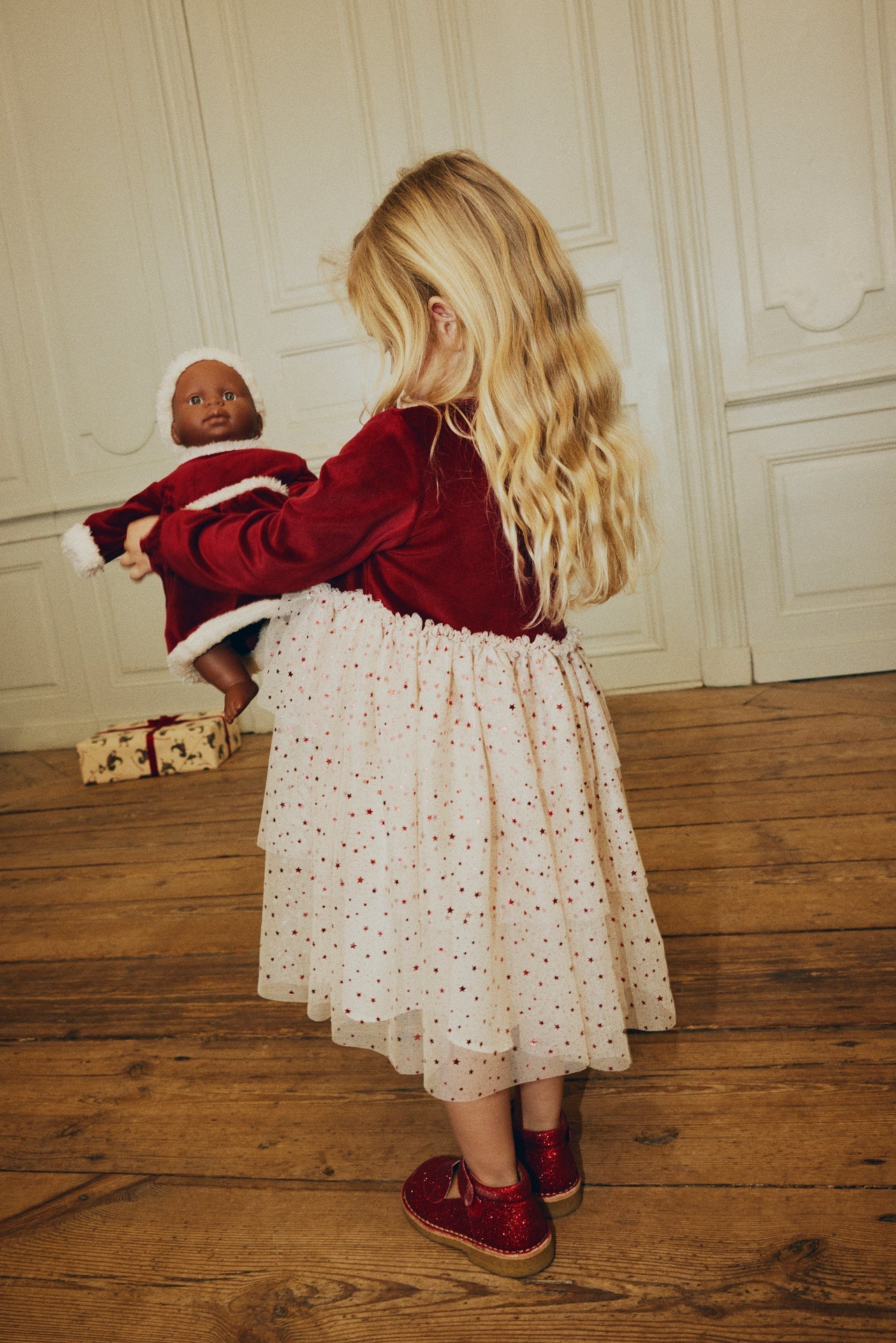 Konges Sløjd Kerstjurk met muts voor babypoppen - poppenkleding - Jolly Red