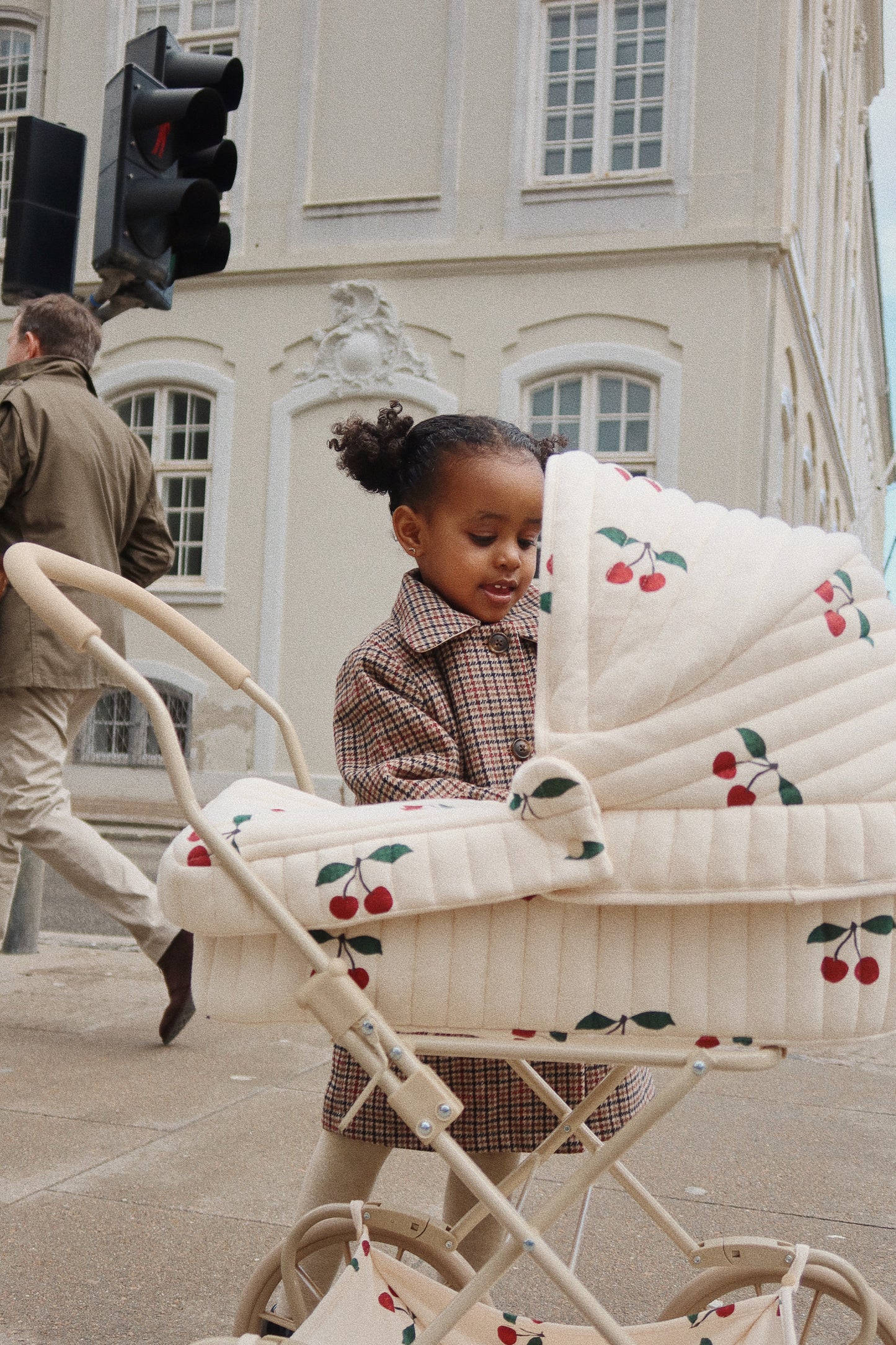 Konges Sløjd Poppenwagen/Doll Pram Glitter - Opvouwbaar - Ma Grand Cerise