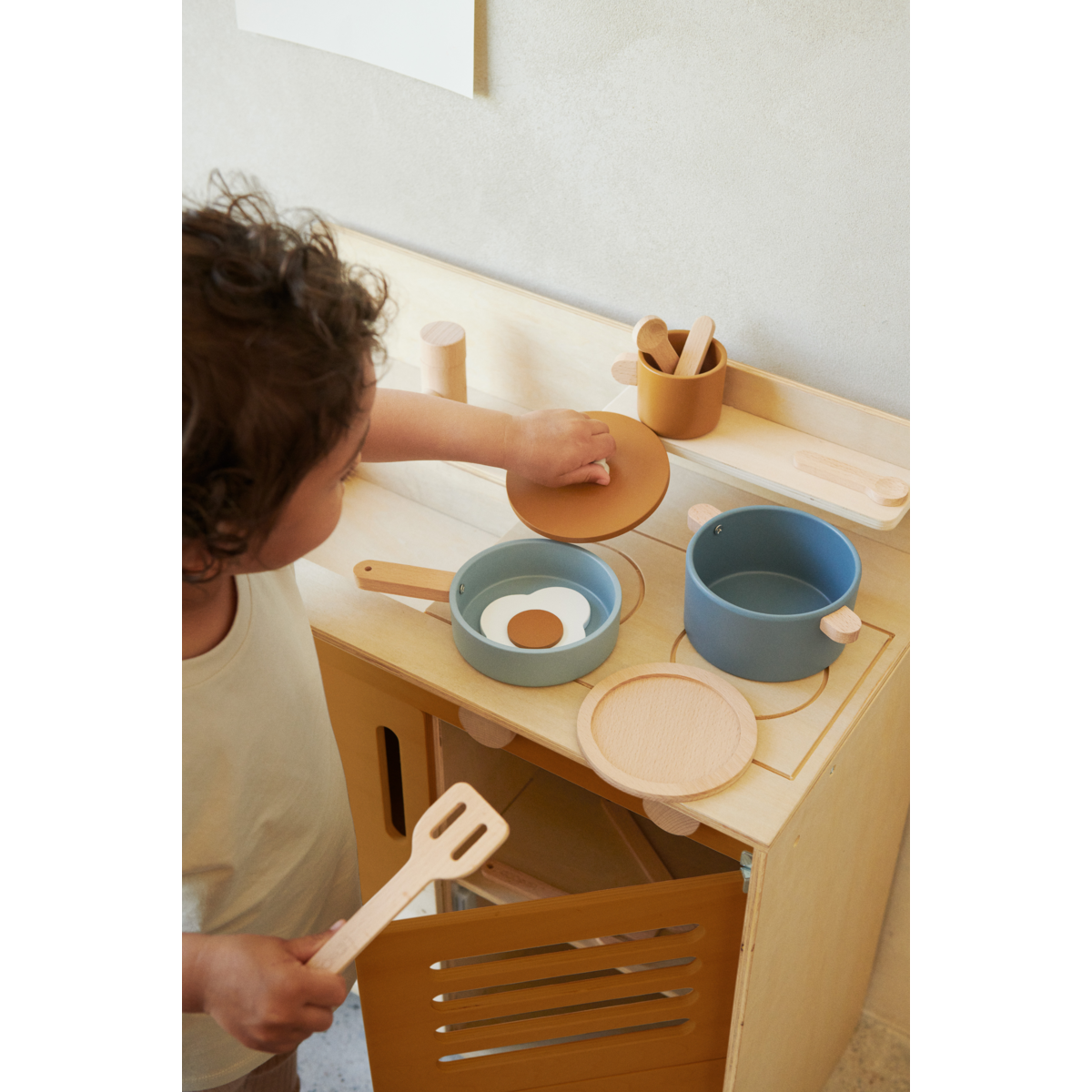 Liewood Mario Play Kitchen made of wood - Pump container, 'baking tray', 'oven' and storage space - Golden Caramel