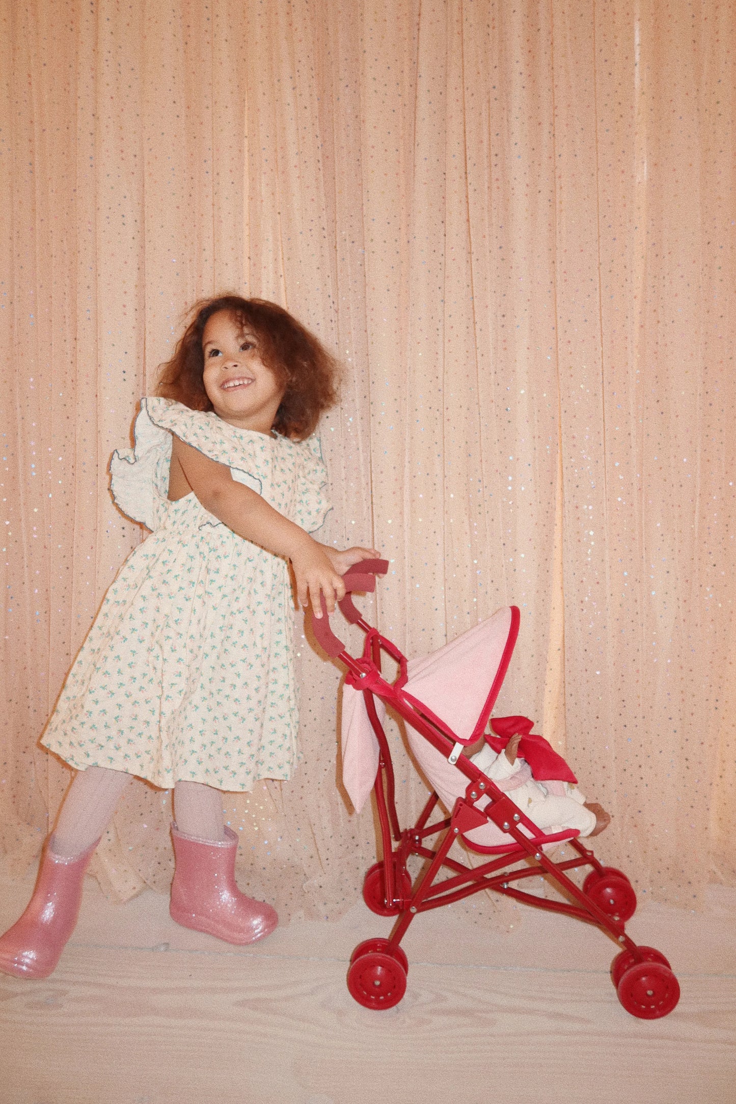 Konges Sløjd Zoë Lulu Dollswagen/Doll Stroller/Buggy - Strawberry Ice