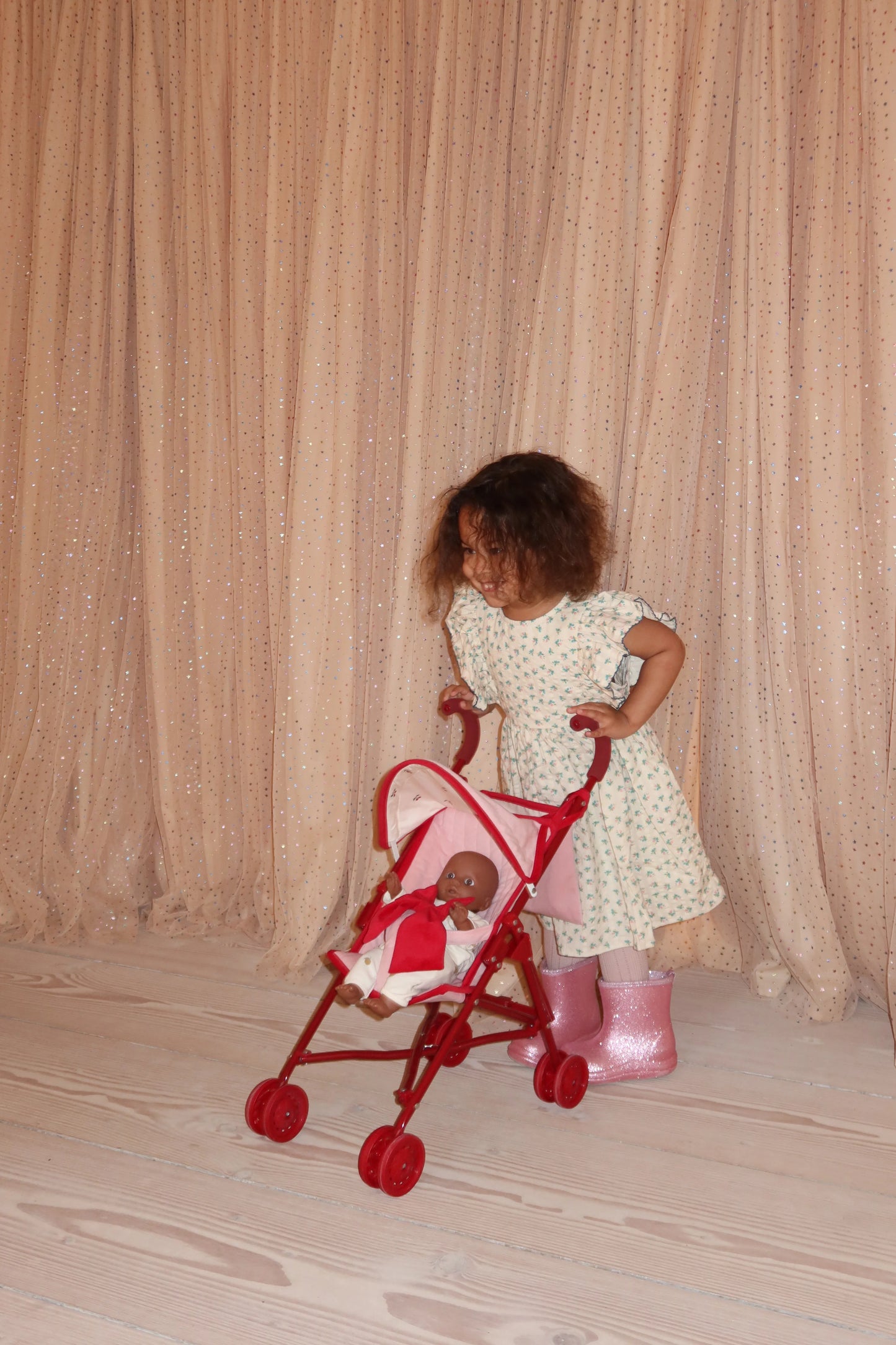 Konges Sløjd Zoë Lulu Dollswagen/Doll Stroller/Buggy - Strawberry Ice