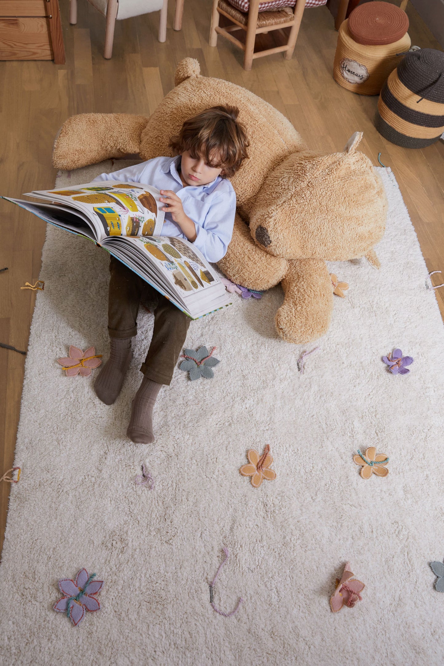 Lorena Canals Knuffelpoef - Planet Bee - Sleepy Bear - 30x100x70cm