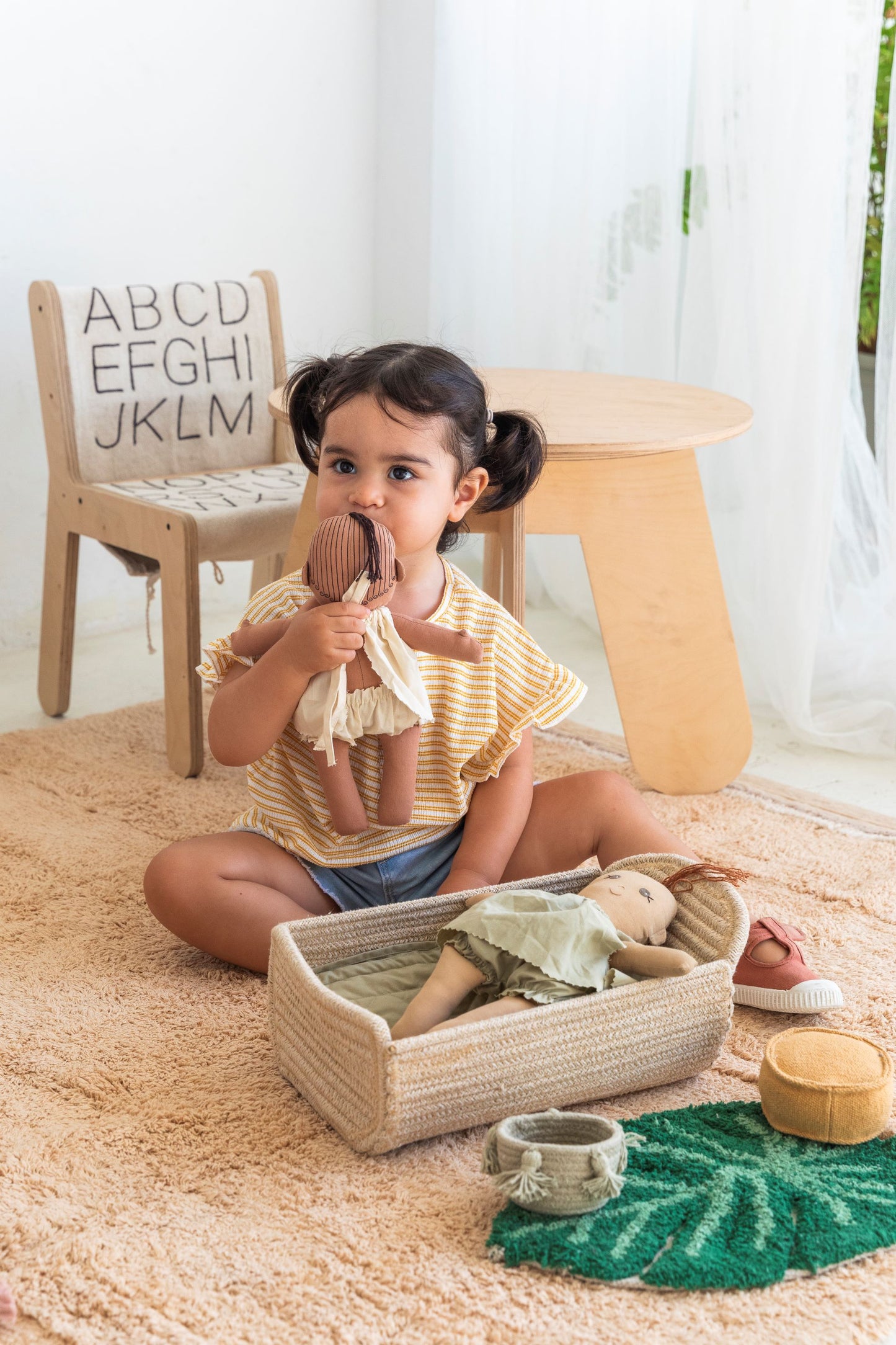 Lorena Canals Ensemble Mini Ammi - Tapis, pouf, panier de rangement, lit, literie et poupée - Beige/Vert