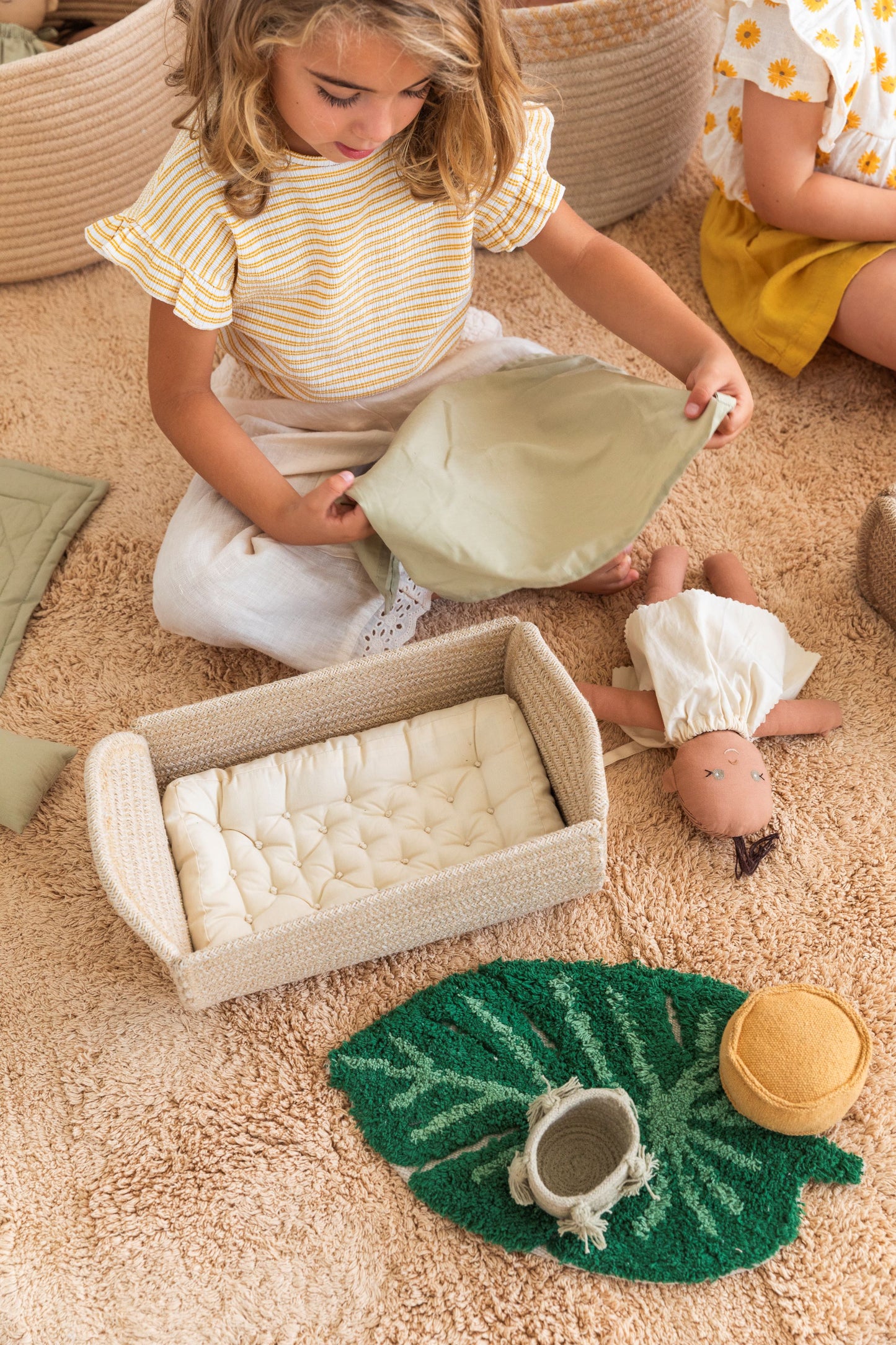 Lorena Canals Ensemble Mini Ammi - Tapis, pouf, panier de rangement, lit, literie et poupée - Beige/Vert