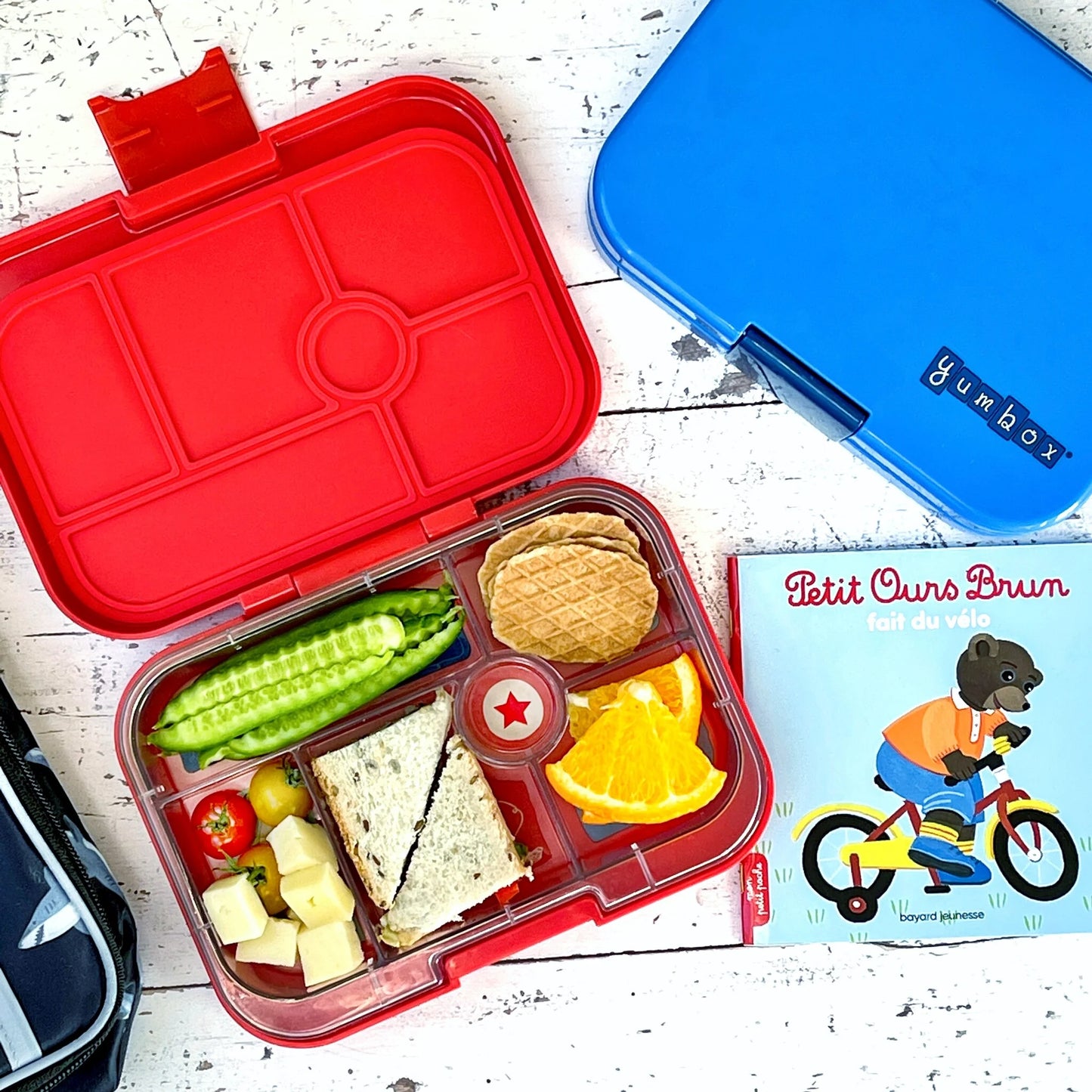 Yumbox Original Bentobox 6 vakken - 22x15x5cm - Roar Red/Race Cars Tray