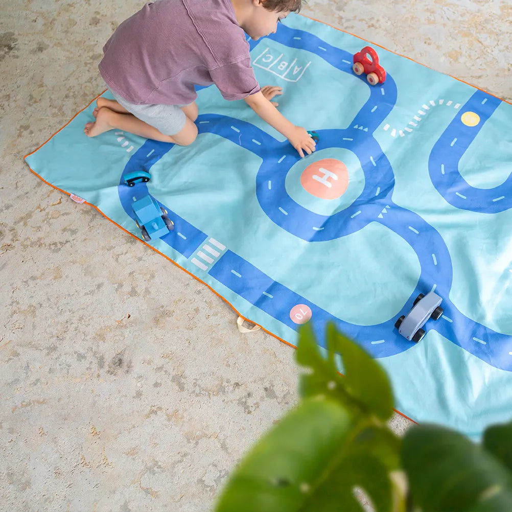 Quut Play Towel / Beachlaken On The Road L - 100x180cm - Blue