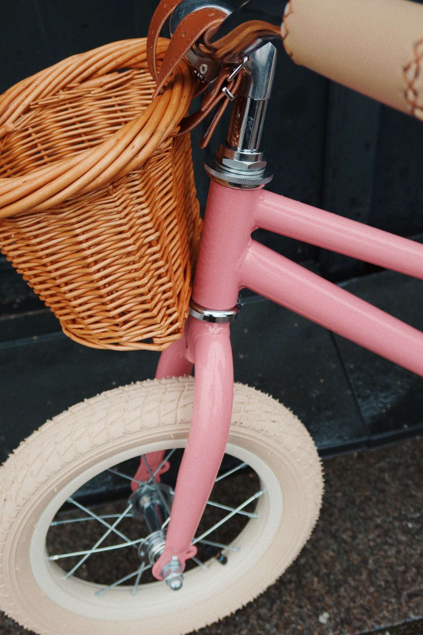 Konges Sløjd Loopfietsje met bel en rieten mandje - Sparkling Pink