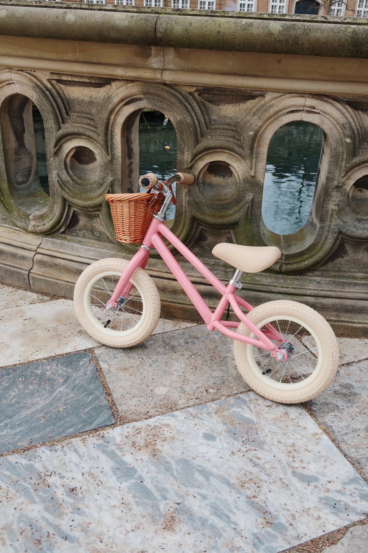 Konges Sløjd Loopfietsje met bel en rieten mandje - Sparkling Pink