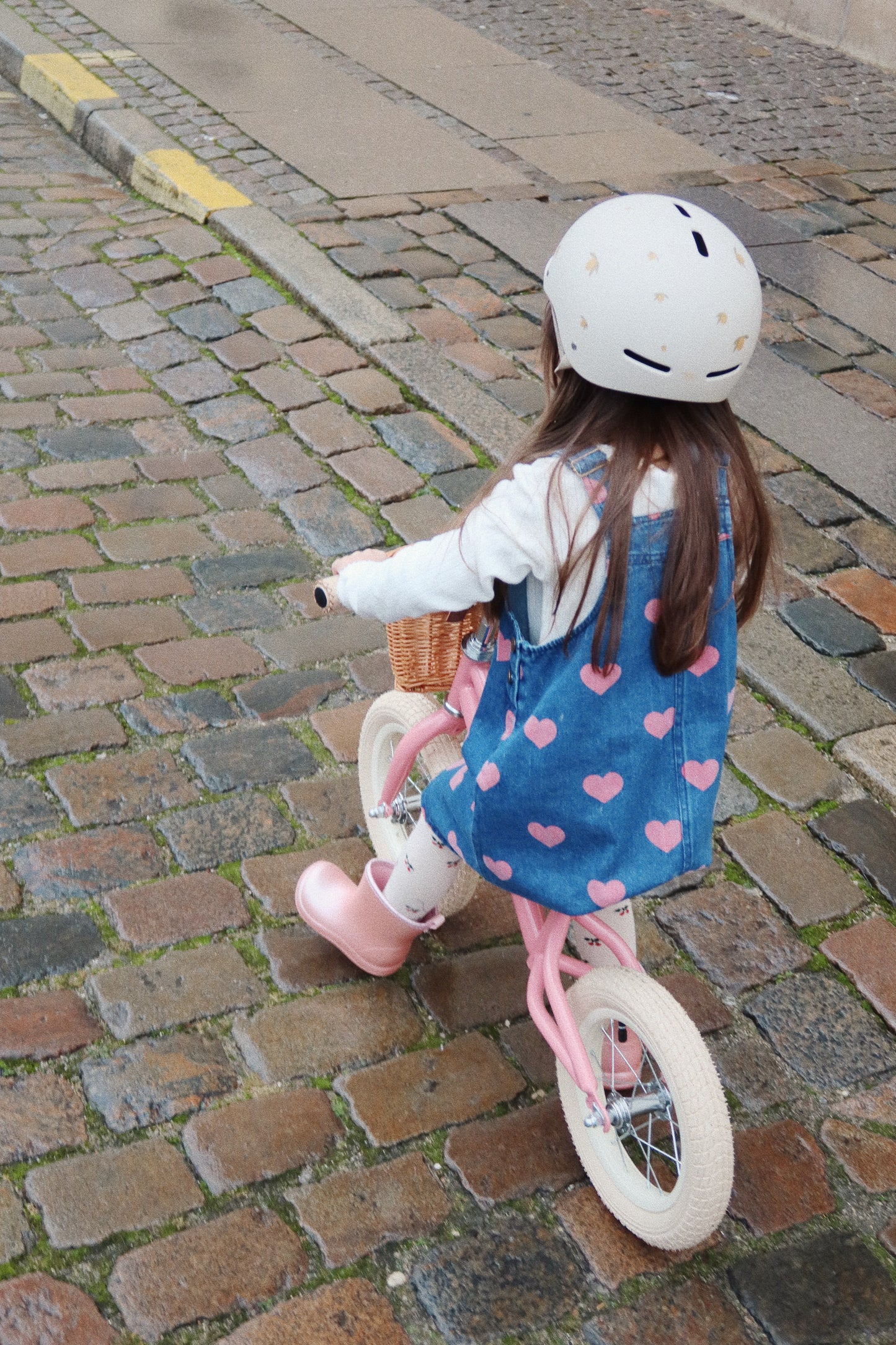 Konges Sløjd Loopfietsje met bel en rieten mandje - Sparkling Pink