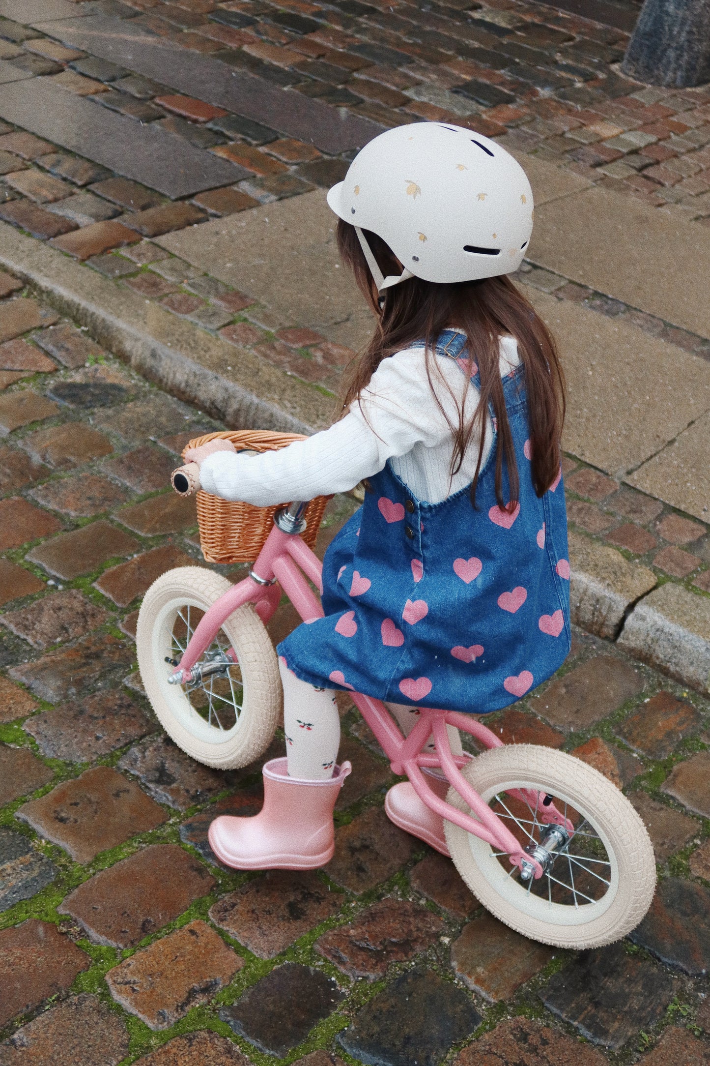 Konges Sløjd Loopfietsje met bel en rieten mandje - Sparkling Pink