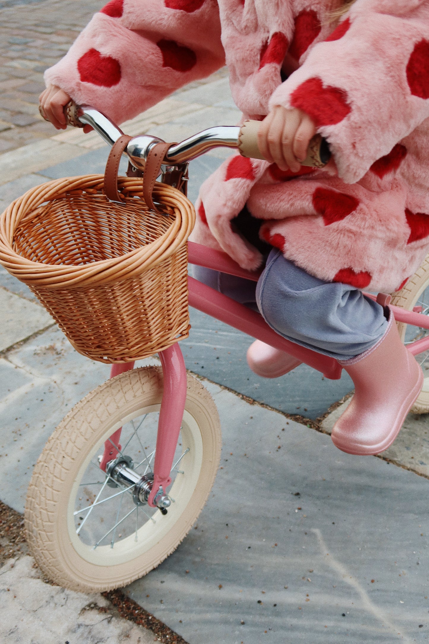 Konges Sløjd Loopfietsje met bel en rieten mandje - Sparkling Pink