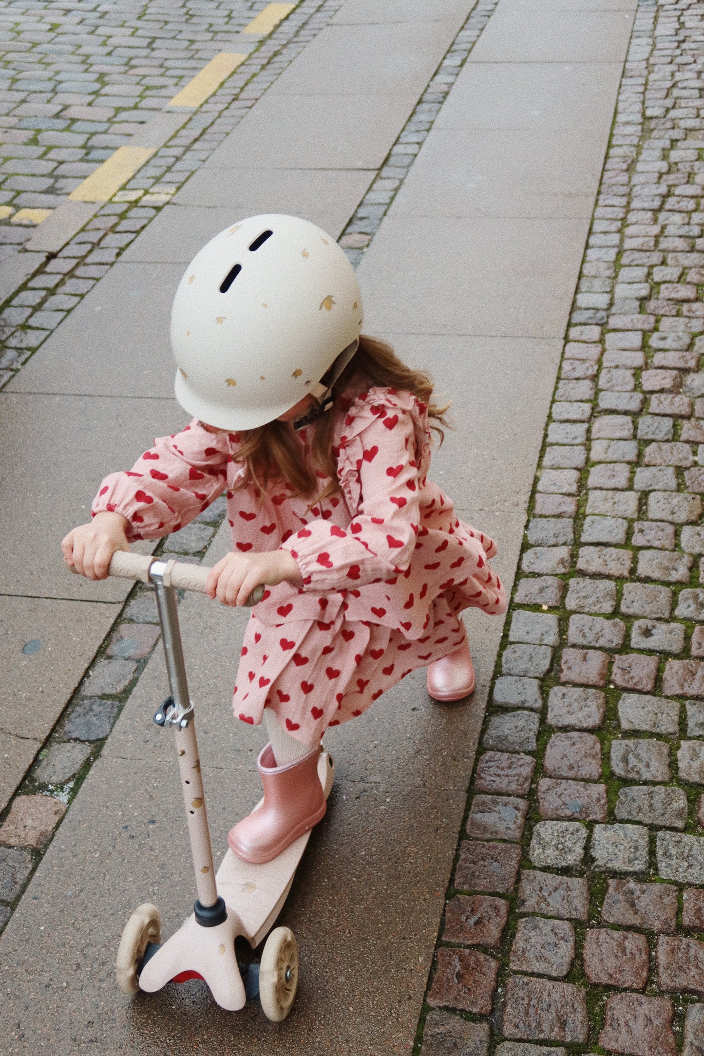 Konges Sløjd Balance bike with bell and wicker basket - Cherry