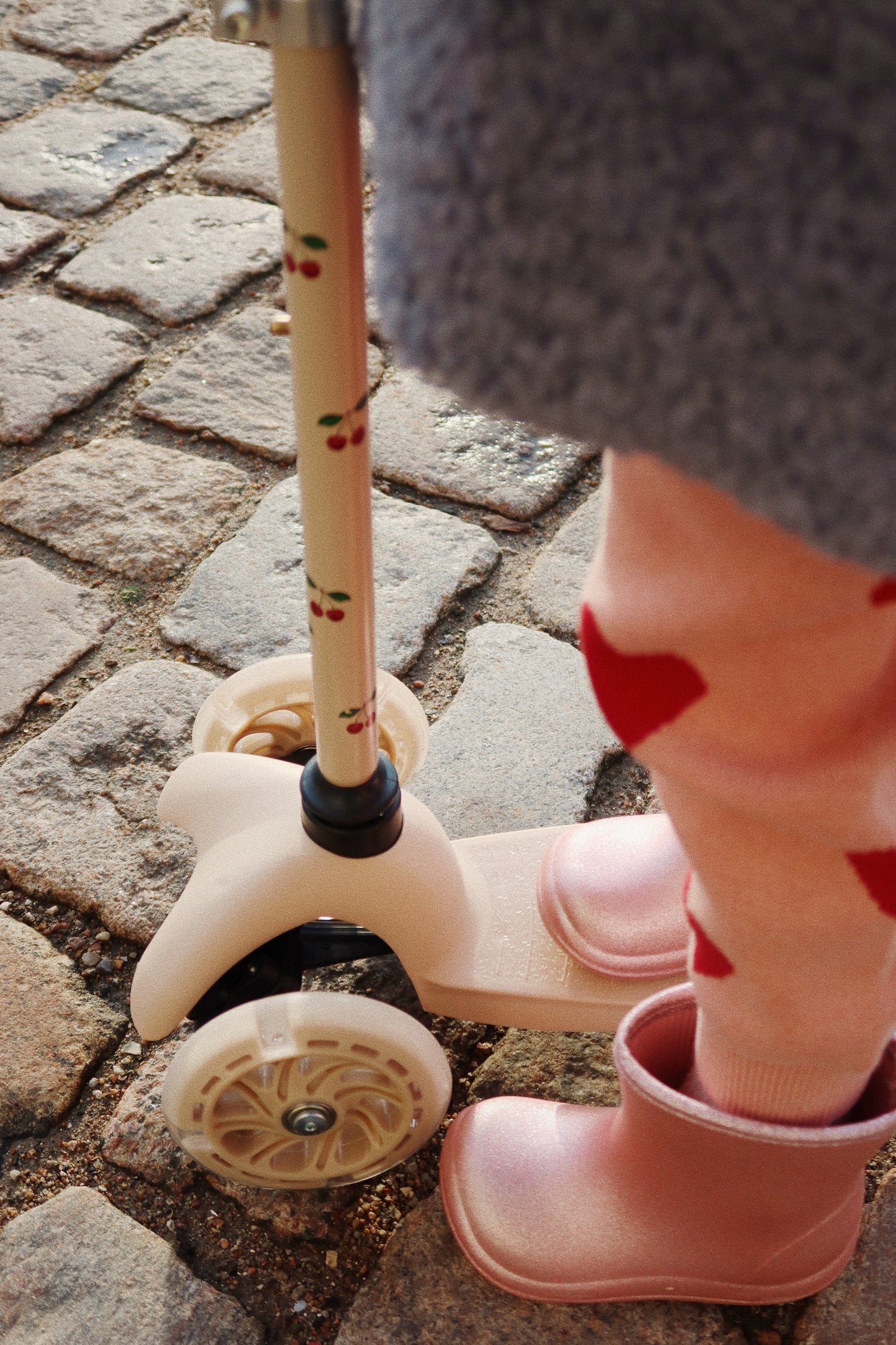 Konges Sløjd Balance bike with bell and wicker basket - Cherry