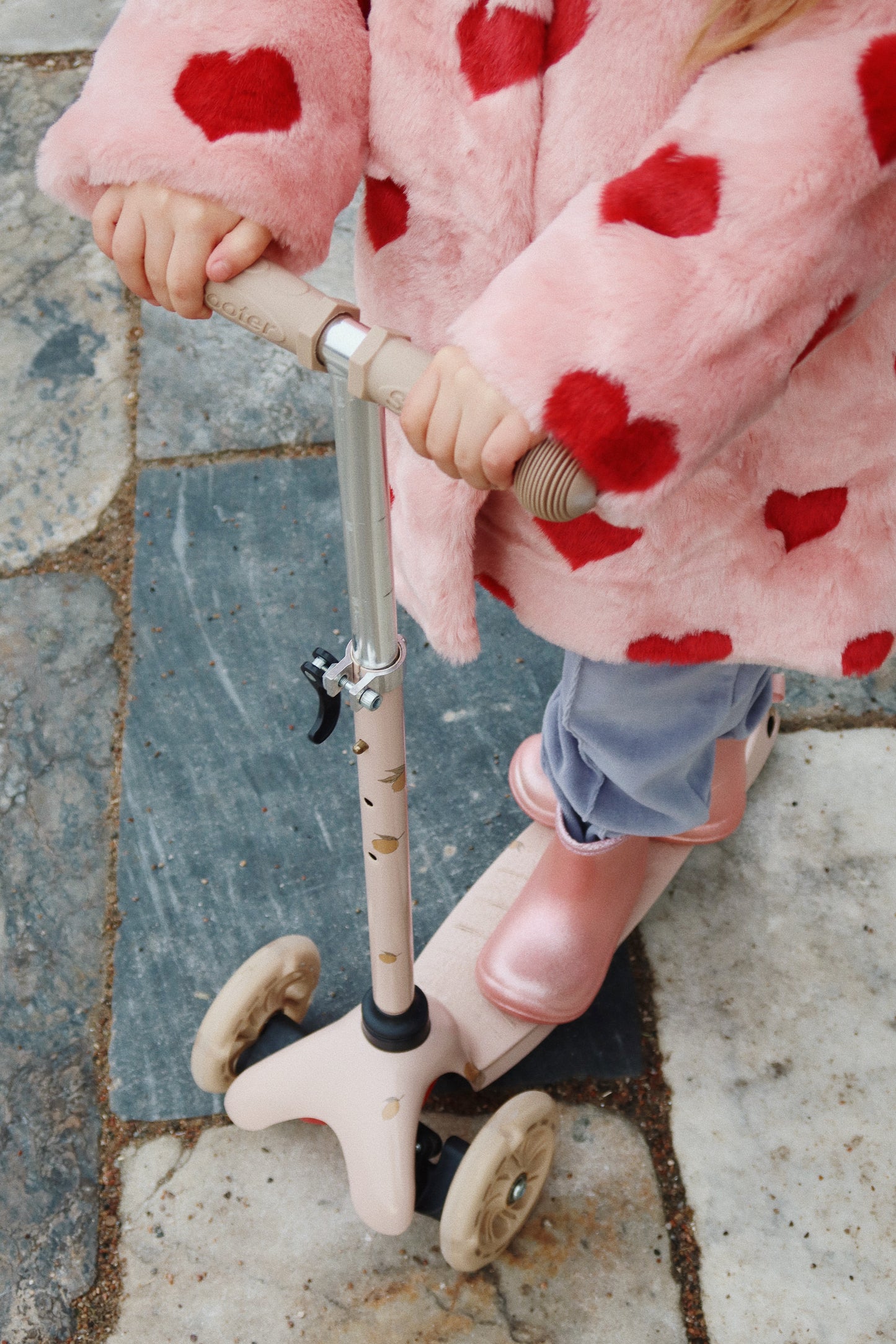 Konges Sløjd Balance bike with bell and wicker basket - Cherry