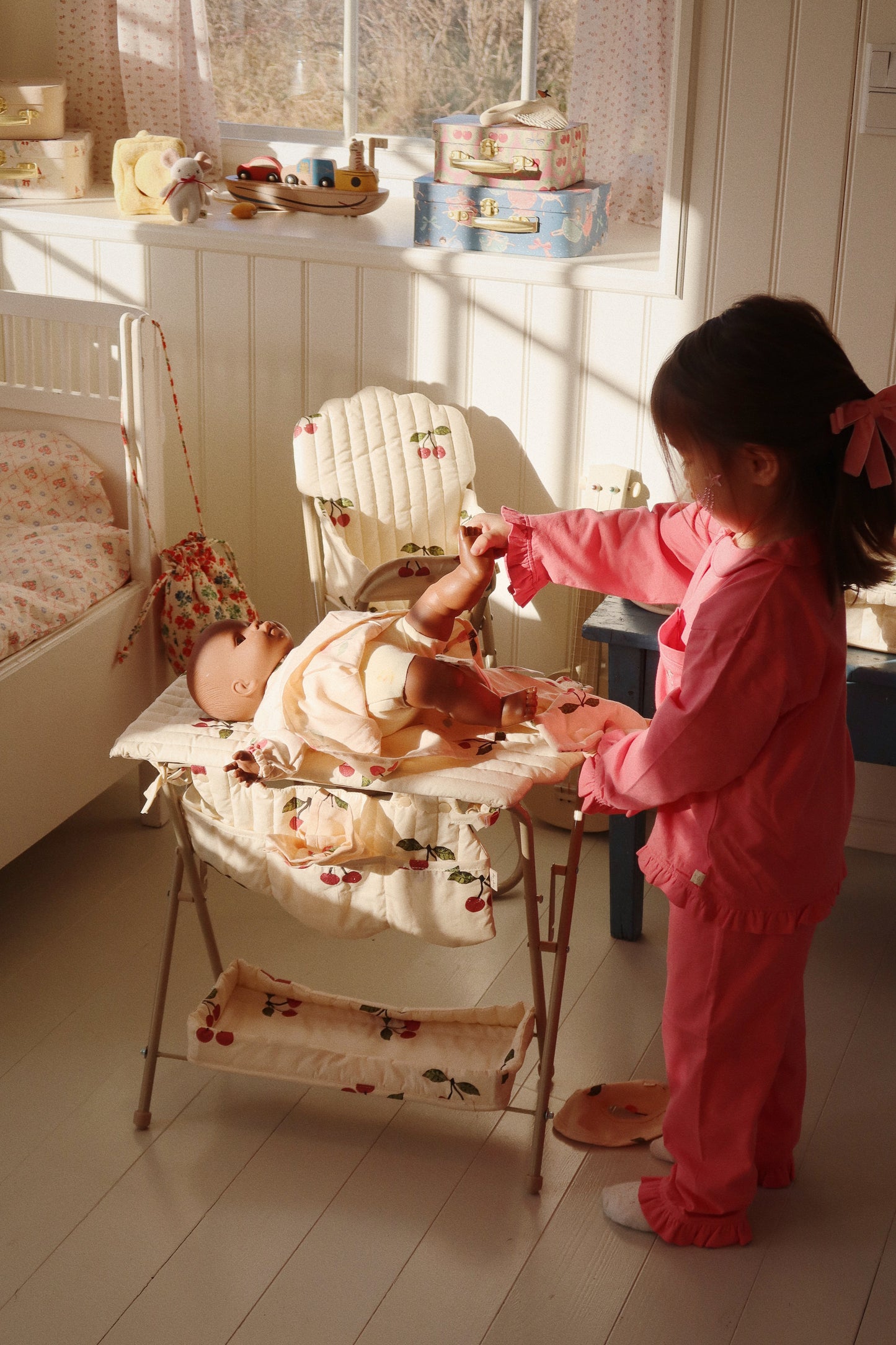 Konges Sløjd Doll Changing Table - Verzorgingstafel voor pop - Ma Grande Cerise Pink Glitter