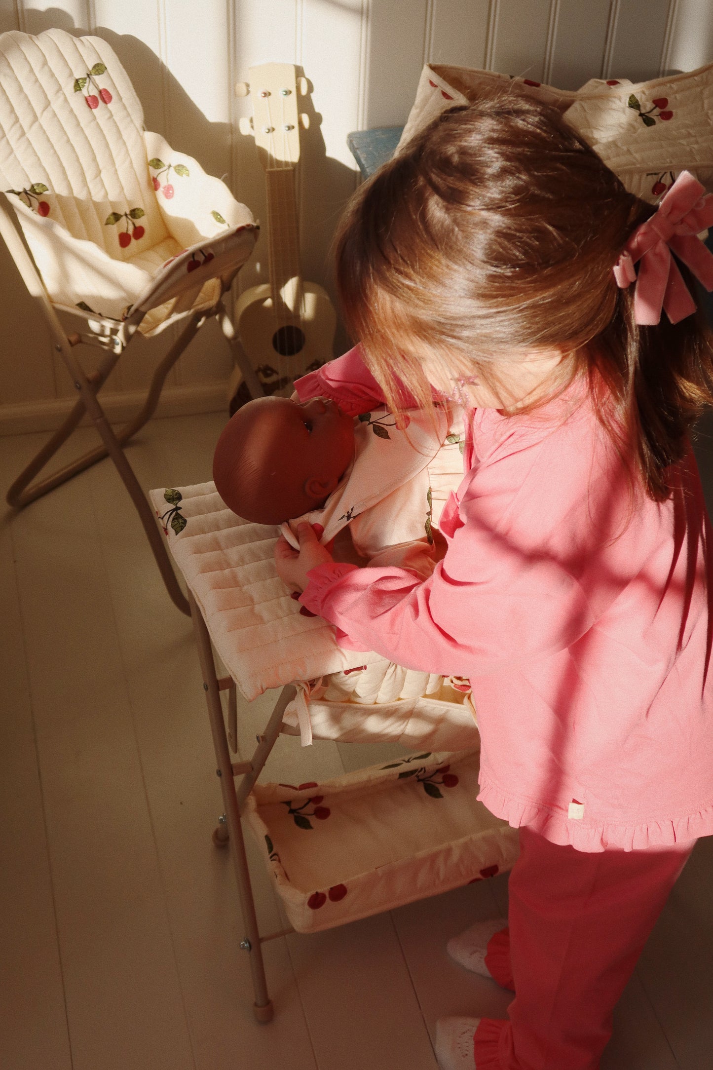 Konges Sløjd Doll Changing Table - Verzorgingstafel voor pop - Ma Grande Cerise Pink Glitter