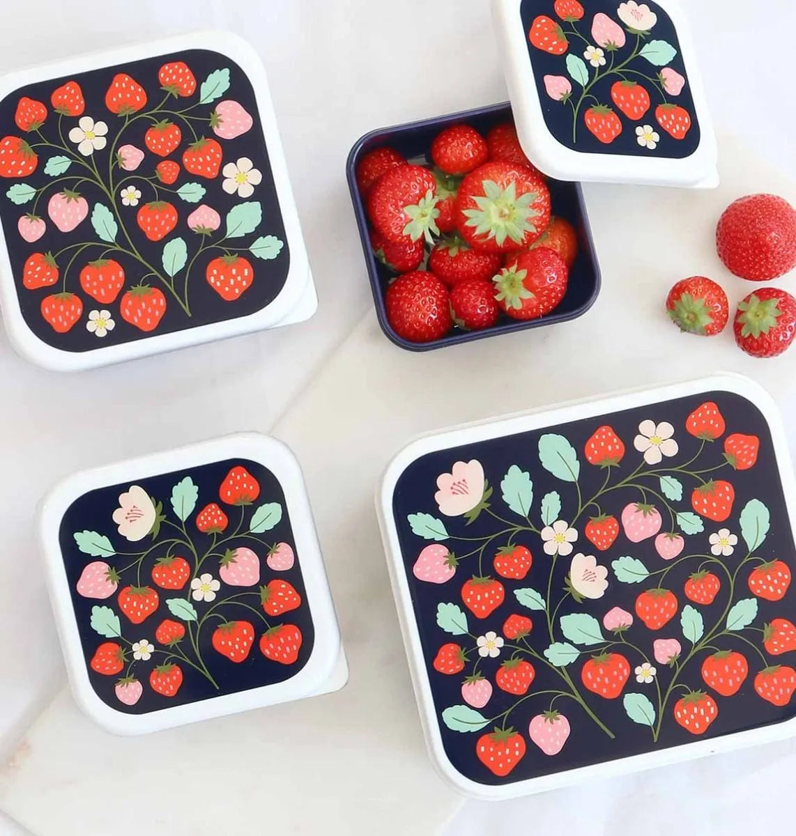 A Little Lovely Company Back to school set - Drinkfles / 4 Snackdozen / Lunchbox - Aardbeien