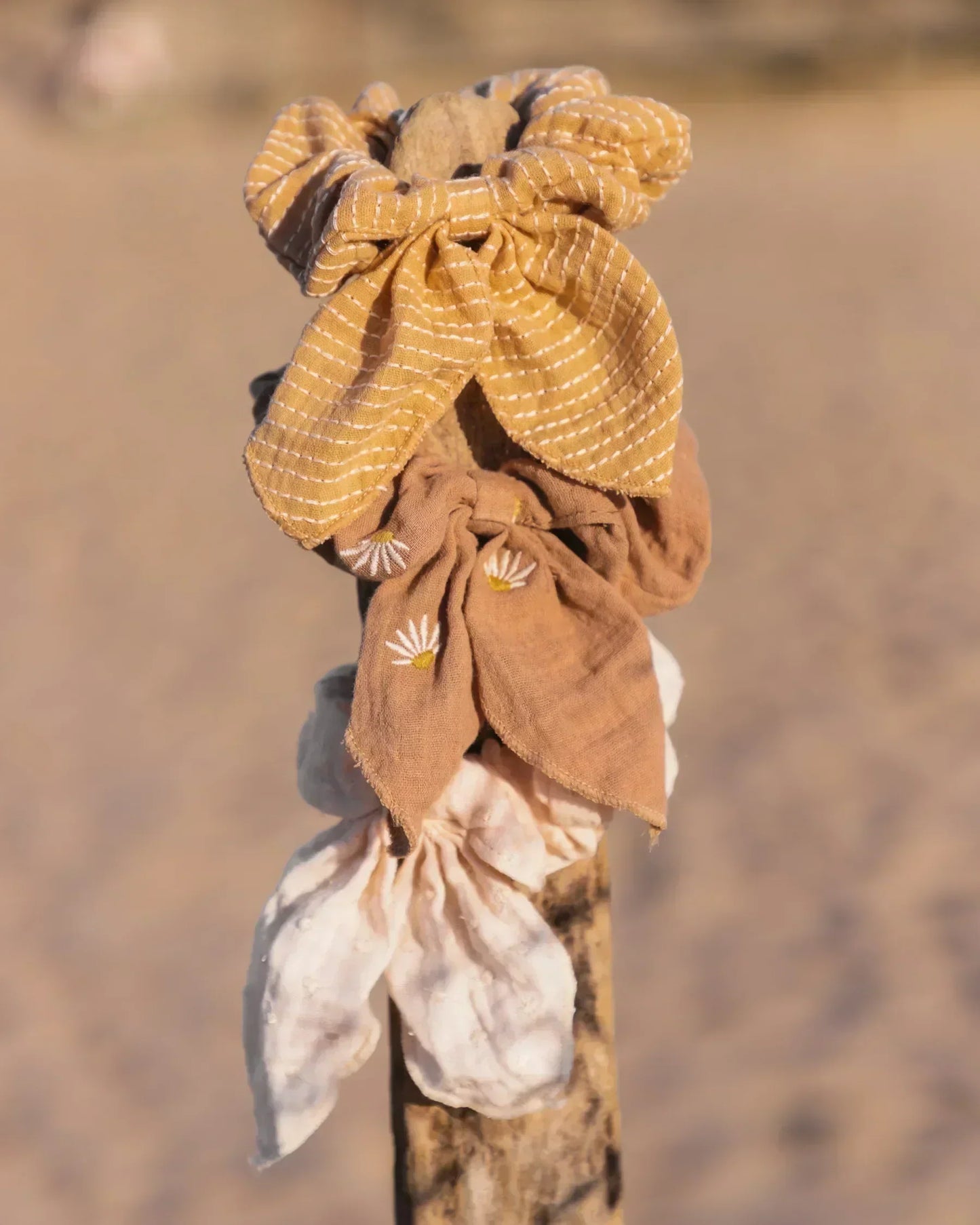 Mrs Ertha Scrunchies met strik - Taupe