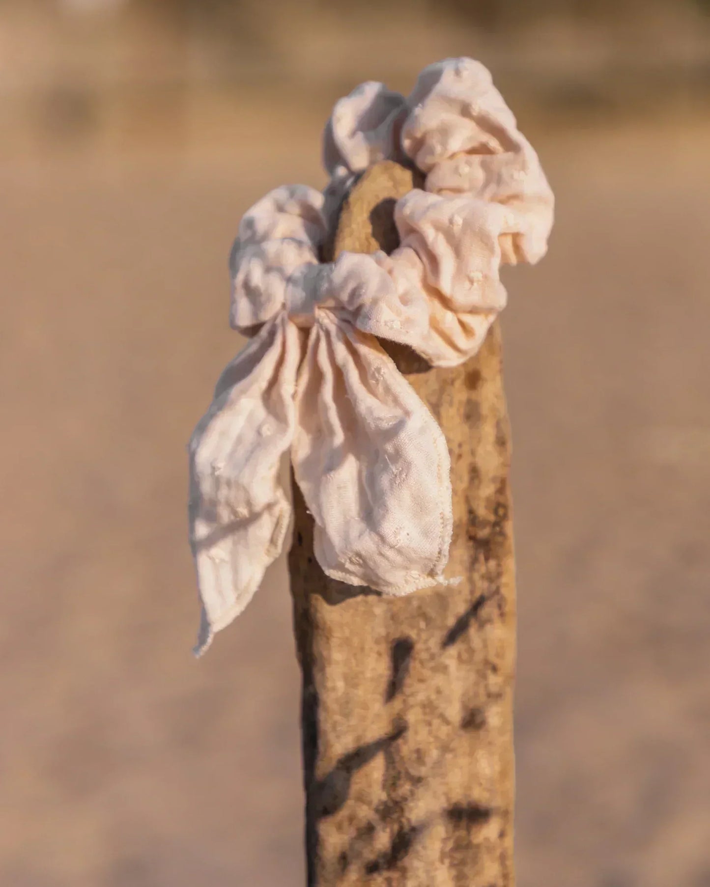 Mrs Ertha Scrunchies met strik - Taupe